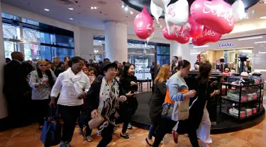 Sejumlah pengunjung wanita berlarian ketika pintu department store Galeries Lafayette terbuka di Paris, Rabu (22/6). Warga Prancis memanfaatkan diskon besar-besar awal penjualan musim panas untuk berbelanja. (REUTERS/Jacky Naegelen)
