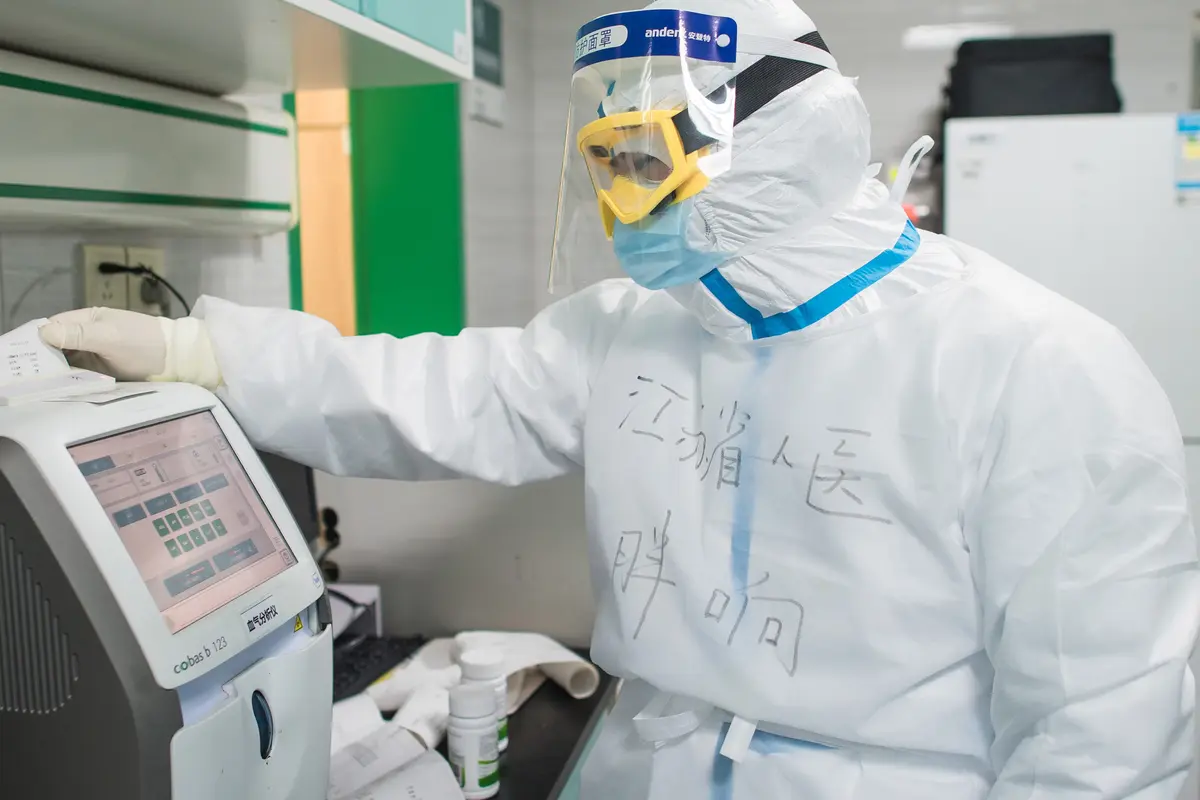 Petugas Medis Tangani Pasien Virus Corona di Ruang ICU RS Wuhan