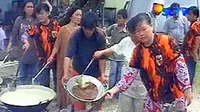 Bagikan Bubur Asyura, Mengenang Wafatnya Imam Hussein