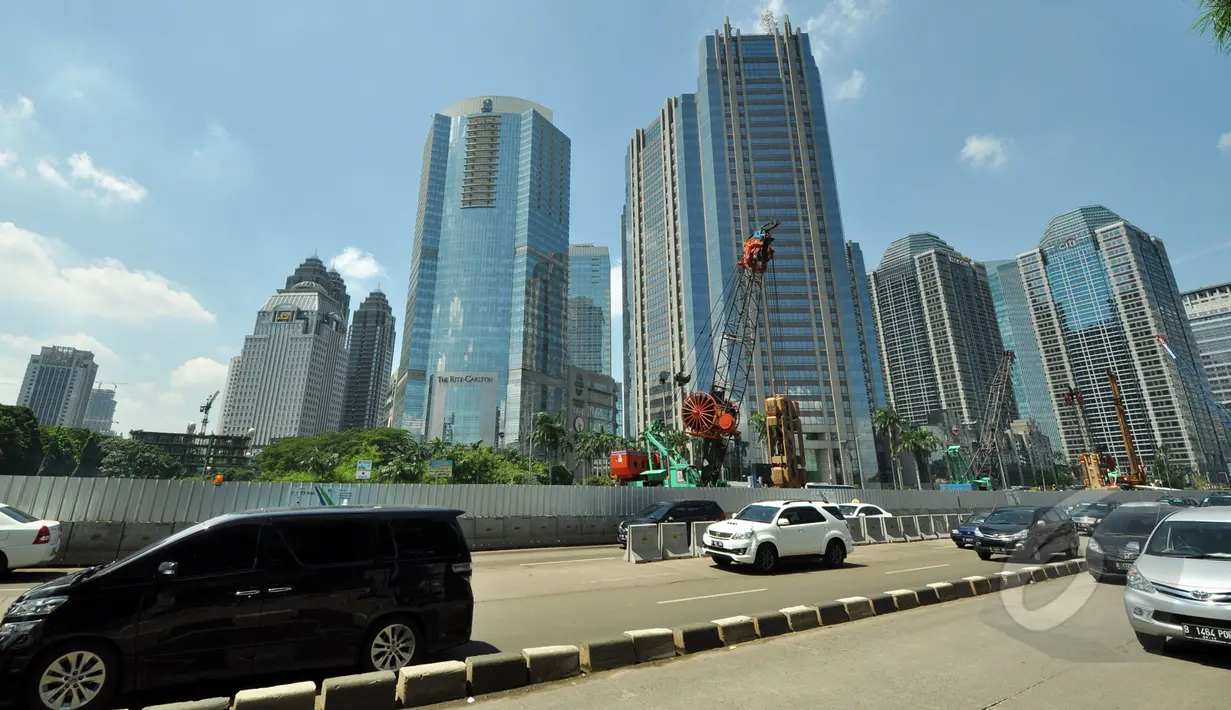 Gedung bertingkat di kawasan Sudirman, Jakarta, (17/3/2015). Dinas Penanggulangan Kebakaran dan Keselamatan Provinsi DKI akan menjalankan verifikasi untuk memastikan kelengkapan proteksi kebakaran di tiap gedung bertingkat. (Liputan6.com/Faizal Fanani)