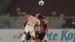 Pemain Bali United, Moch Fahmi Al Ayyubi (kanan) berebut bola dengan pemain Persik Kediri, Ibrahim Sanjaya dalam laga pembukaan BRI Liga 1 2021/2022 antara Bali United melawan Persik Kediri di Stadion Utama Gelora Bung Karno, Jumat (27/8/2021). (Foto: Bola.com/Ikhwan Yanuar)