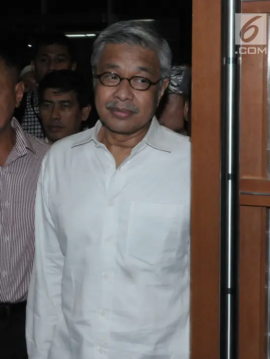 Terdakwa suap perizinan tambang nikel di dua kabupaten di Sulawesi Tenggara, Nur Alam jelang mengikuti sidang putusan di Pengadilan Tipikor, Jakarta, Rabu (28/3). Nur Alam dihukum 12 tahun penjara dan denda satu miliar. (Liputan6.com/Helmi Fithriansyah)