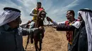 Peserta bersiap mengikuti festival kuda Arab di Karhuk, Hassakeh, Suriah (5/5/2019). Festival kuda Arab tahunan ini sudah berlangsung keenam kalinya di daerah Al-Jwadea. (AP Photo/Baderkhan Ahmad)