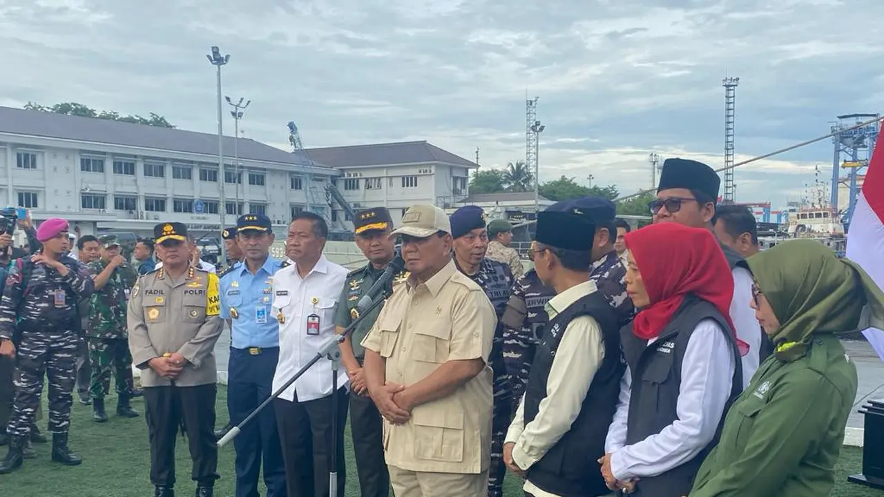 Menteri Pertahanan Prabowo Subianto melepas keberangkatan KRI dr. Radjiman Wedyodiningrat- 992 yang membawa bahan bantuan kemanusiaan untuk korban konflik di Gaza, Palestina.