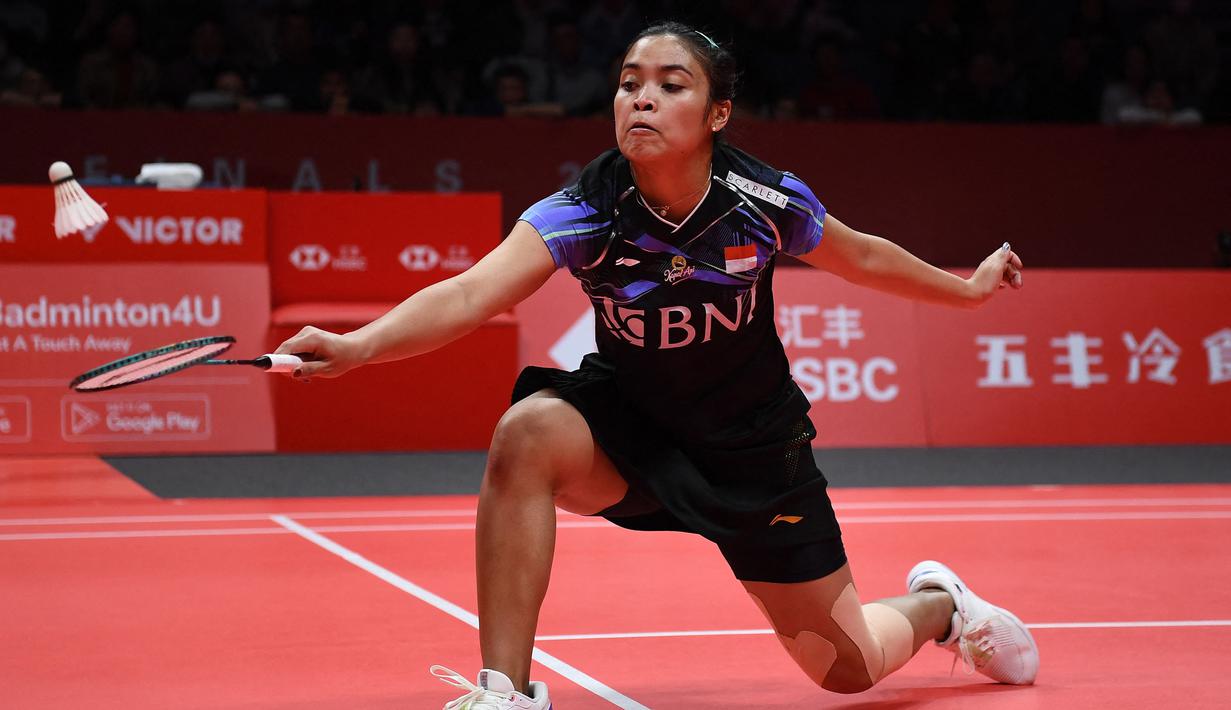 Pada game kedua Gregoria Mariska Tunjung selalu tertinggal dalam perolehan angka dari Tai Tzu Ying. Saat interval game kedua, Gregoria Mariska Tunjung tertinggal 9-11 dan sempat menyamakan skor di angka 15-15. Namun setelah itu ia kembali tertinggal hingga akhirnya menyerah 17-21. (AFP/STR)