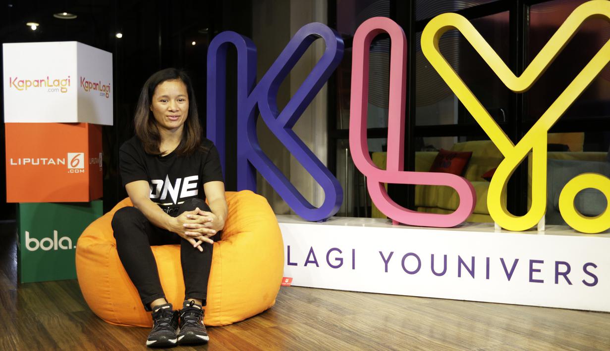 Petarung MMA, Priscilla Lumban Gaol, menjawab pertanyaan saat kunjungan ke kantor redaksi KLY di Jakarta, Jumat (18/1). Dirinya akan bertarung pada laga One Championship pada Sabtu (19/1) di Istora Senayan. (Bola.com/Yoppy Renato)