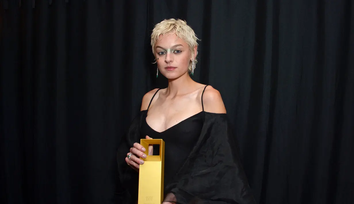 Emma Corrin berpose saat menirima TIFF Tribute Award untuk Penampilan untuk 'My Policeman,' berpose di belakang panggung di TIFF Tribute Awards Gala selama Toronto International Film Festival 2022 di The Fairmont Royal York Hotel di Toronto, Ontario (11/9/2022). ( Unique Nicole/Getty Images/AFP)