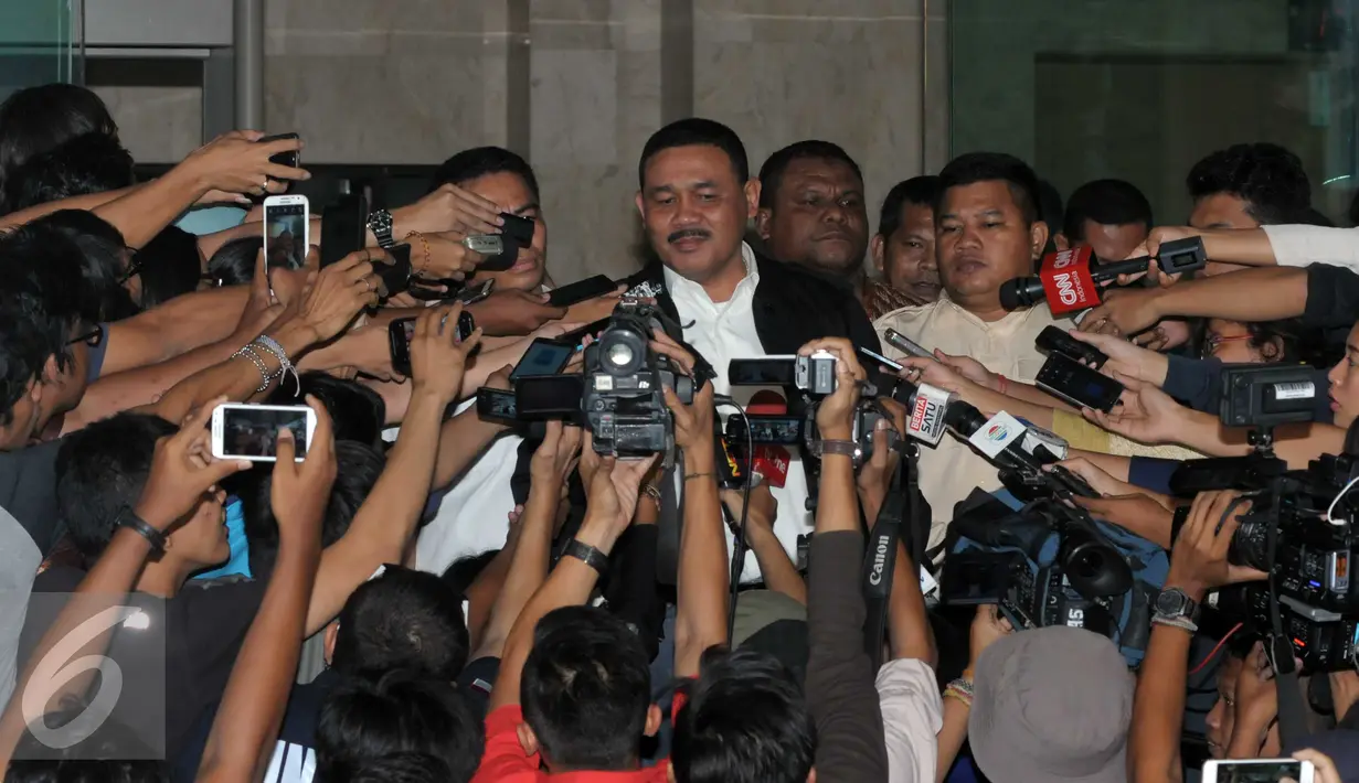 M Sangaji menjawab pertanyaan wartawan usai menjalani pemeriksaan KPK, Senin (11/4) Sangaji diperiksa sebagai saksi tersangka M Sanusi dalam kasus dugaan suap pembahasan Raperda terkait reklamasi Teluk Jakarta. (Liputan6.com/Helmi Afandi)