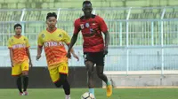 Makan Konate beraksi saat Arema melawan Klub Liga 3, Metro FC. (Bola.com/Iwan Setiawan)