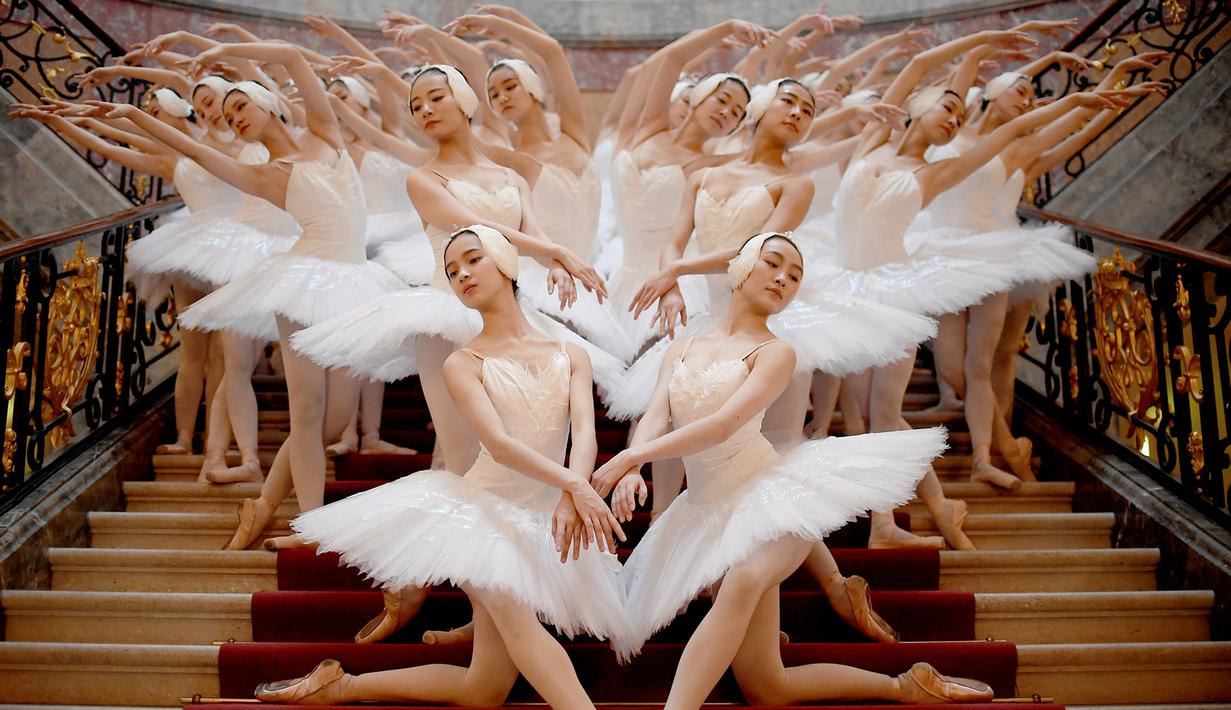 Penari Balet Shanghai menunjukkan koreografi di museum Bode di Berlin (29/11). Penayangan perdana Penari Balet Shanghai di Jerman tersebut akan berlangsung pada 1 Desember 2018. (AFP Photo/dpa/Britta Pedersen /Germany Out)