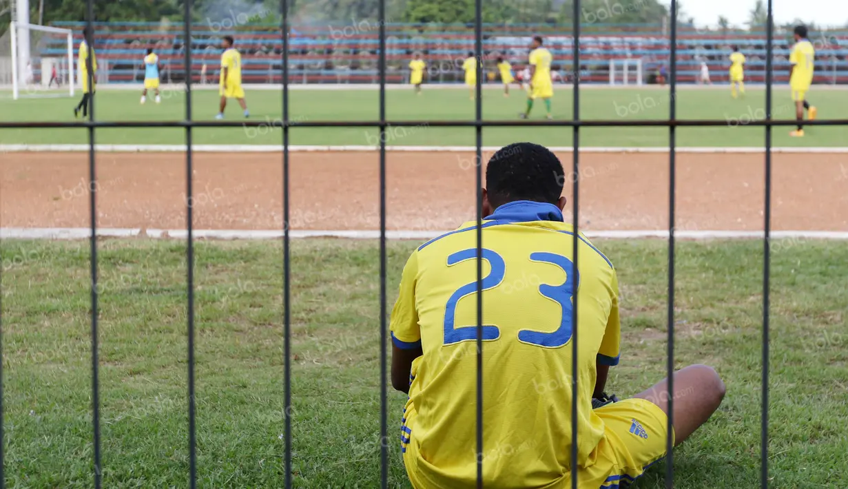 SSB lokal sedang berlatih di Lapangan Sepak bola Barnabas Youwe, Sentani, Jayapura, Minggu (01/05/2016). (Bola.com/Nicklas Hanoatubun)