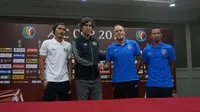 Pelatih Persija Jakarta, Stefano Cugurra Teco, dan pemainnya, Rudi Widodo, bersama pelatih dan pemain Johor Darul Ta'zim jelang laga Piala AFC 2018. (Dok. Media Persija)