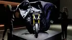 Model menampilkan prototipe sepeda motor listrik keluaran perusahaan asal Italia, Volt selama pameran di Milan, Italia (16/3). Kecepatan sepeda motor listrik ini dapat mencapai 100 km/jam dalam waktu 4,6 detik. (AP Photo/Antonio Calanni)
