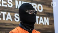Aktor berinisial DS atau Dwi Sasono saat dirilis terkait kasus kepemilikan narkoba di Polres Metro Jakarta Selatan, Senin (1/6/2020). DS ditangkap pada 26 Mei lalu di rumahnya di kawasan Pondok Labu Jakarta Selatan.  (Liputan6.com/Faizal Fanani)