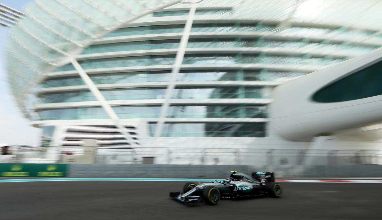 Pada latihan bebas pertama F1 GP Abu Dhabi, Nico Rosberg menduduki posisi kedua dengan selisih waktu 0,374 detik dari Lewis Hamilton. (AFP/Karim Sahib)