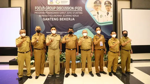 Wakil Bupati Garut Helmi Budiman, bersama para pejabat Bappeda Garut dalam launching program inovasi Ganteng Bekerja dalam penanganan stunting di Garut.