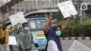 Penjual jasa perbaikan telepon genggam menawarkan jasa di pinggir jalan Mayjen Sutoyo depan Mall Pusat Grosir Cililitan (PGC), Jakarta, Rabu (14/7/2021). Imbas dari penutupan Mall PGC selama PPKM Darurat Jawa-Bali, mereka terpaksa menawarkan jasa di pinggir jalan. (Liputan6.com/Helmi Fithriansyah)