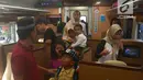 Pemudik bersiap menaiki  kereta sleeper di Stasiun Gambir, Jakarta, Selasa (12/6). Fasilitas yang tersedia seperti kursi yang dapat direbahkan 170, sandaran kaki elektrik, private entertainment hingga foldable food tray. (Merdeka.com/Imam Buhori)