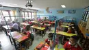 Para siswa yang memakai masker terlihat pada jam istirahat di sebuah sekolah di Bangkok, Thailand (1/7/2020). Sekolah-sekolah di Thailand telah dibuka kembali pada Rabu (1/7). (Xinhua/Rachen Sageamsak)