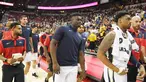 Pemain New Orleans Pelicans meninggalkan lapangan setelah gempa bumi berkekuatan magnitudo 7,1 mengguncang Thomas & Mack Center selama pertandingan melawan New York Knicks pada NBA Summer League 2019 di Las Vegas, Nevada (5/7/2019). (AFP Photo/Ethan Miller)