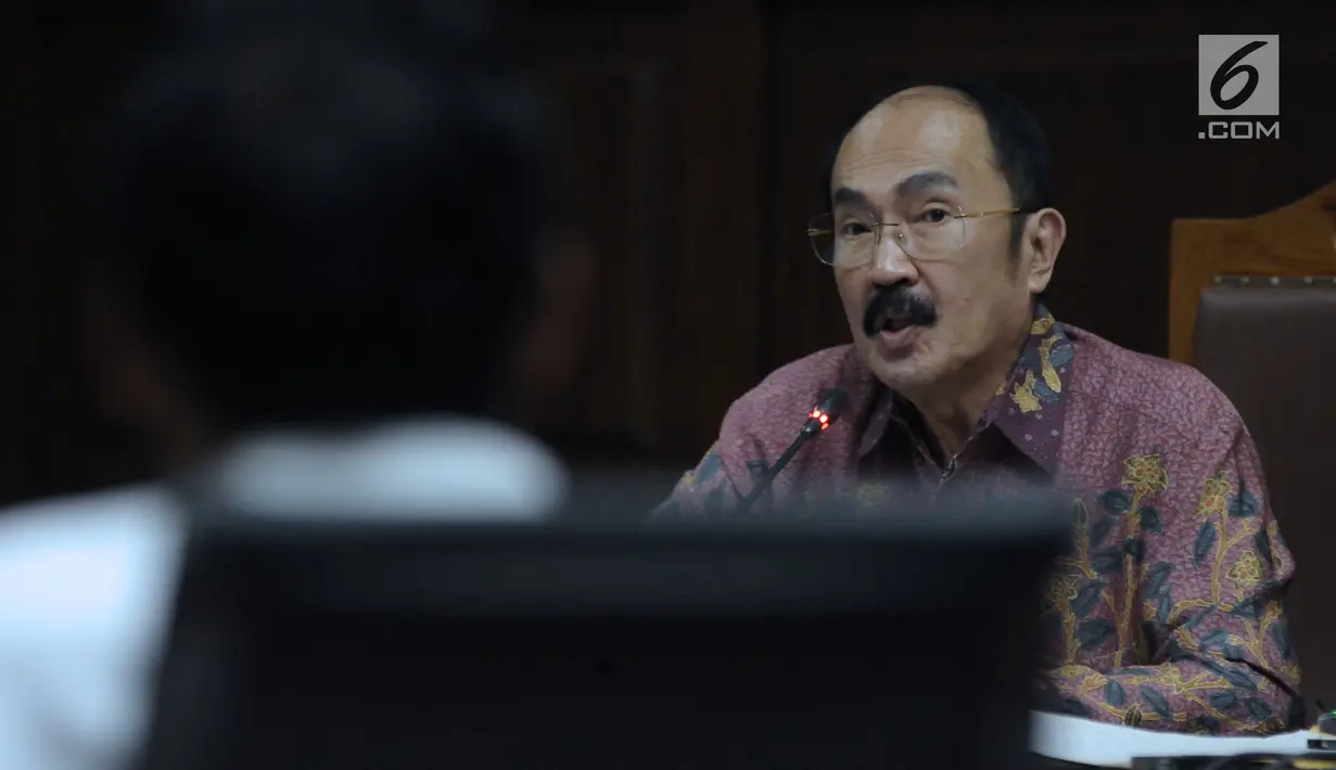 Terdakwa perkara merintangi penyidikan KPK pada kasus korupsi e-KTP, Fredrich Yunadi bertanya pada saksi ahli saat sidang lanjutan di Pengadilan Tipikor, Jakarta, Kamis (17/5). Sidang mendengar keterangan saksi ahli. (Liputan6.com/Helmi Fithriansyah)