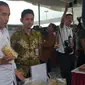 Presiden Joko Widodo (Jokowi) meninjau program pembinaan ekonomi keluarga sejahtera (Mekaar) binaan Permodalan Nasional Madani (PNM) di Alun-Alun Cilegon, Banten, Jumat (6/12/2019). (Liputan6/Lizsa Egeham)