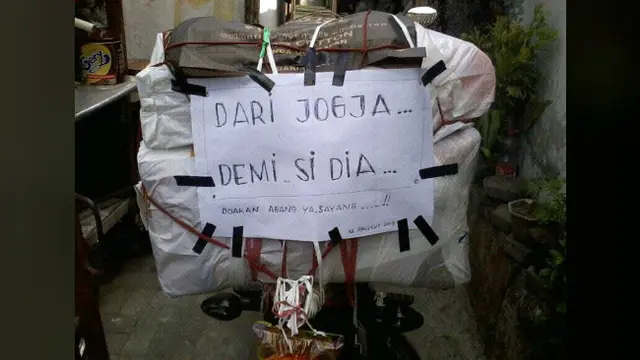 Di momen mudik kali ini, para pemudik menempelkan pesan bertuliskan curahan hatinya.