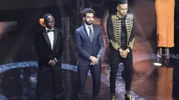 Tiga kandidat  Pemain Terbaik Afrika 2017 Mohammed Salah (tengah), Sadio Mane (kiri) dan Piere-Emerick Aubameyang (kanan) menanti penyerahan trofi pada  CAF awards di Accra International Press Conference, Accra, (4/1/2018).  (AFP/Cristina Aldehuela)