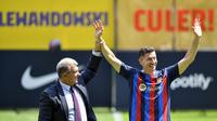 Barcelona resmi memperkenalkan Robert Lewandowski ke publik Camp Nou pada Jumat (5/8/2022) (AFP)