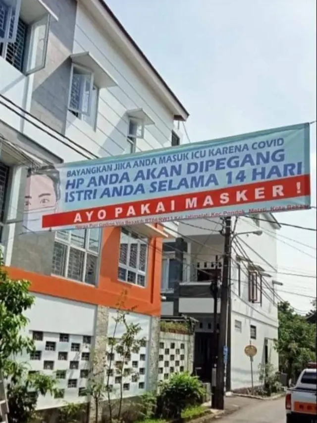 6 Tulisan Kreatif Baliho Himbauan Soal Covid-19 Ini Sukses Bikin Patuh