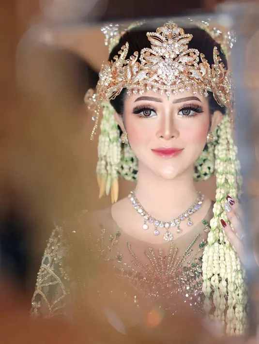 Tidak berhenti di situ, Bella Bonita dan Denny Caknan juga baru saja melangsungkan acara Ngunduh Mantu di Ngawi. Penampilan tak main-main pengantin Sunda dari Bella Bonita juga menarik perhatian. [Foto: Instagram/
khadijahazzahra_makeup]