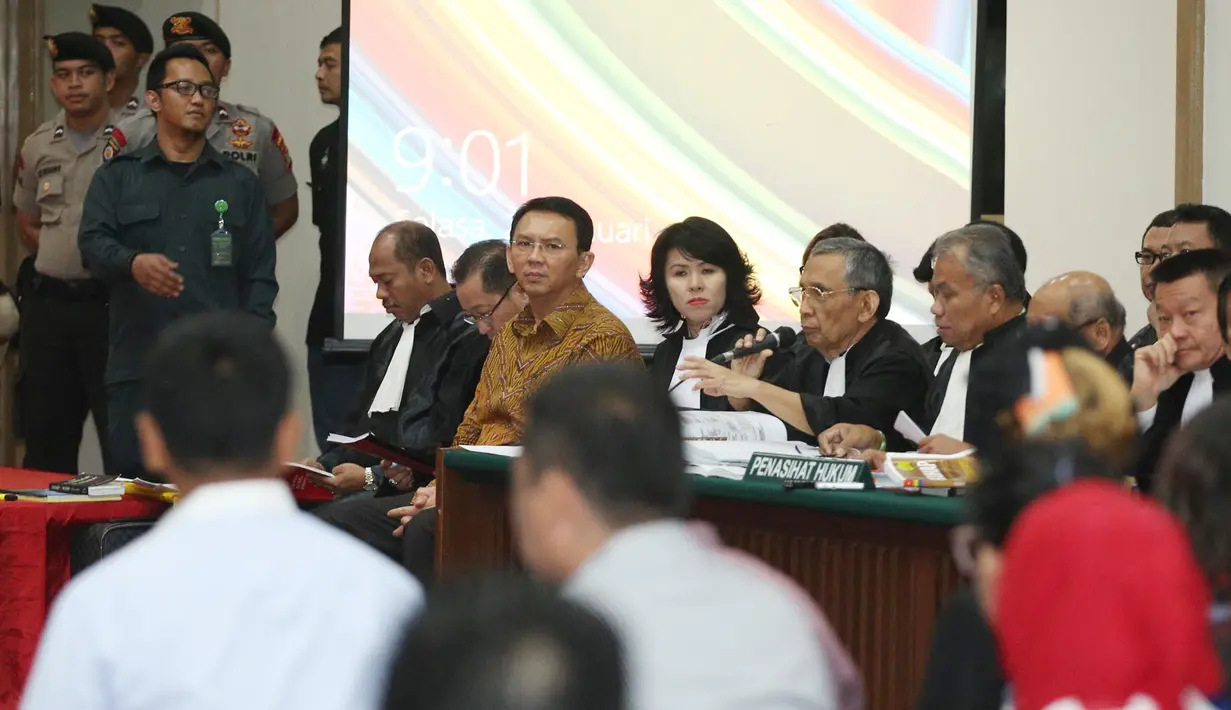 Tim kuasa hukum Basuki Tjahaja Purnama (Ahok) memberikan pertanyaan dalam sidang lanjutan di Auditorium Kementerian Pertanian, Jakarta, Selasa (24/1). Ini merupakan sidang ketujuh perkara penistaan agama oleh Ahok. (Liputan6.com/Pool/Faizal Fanani)