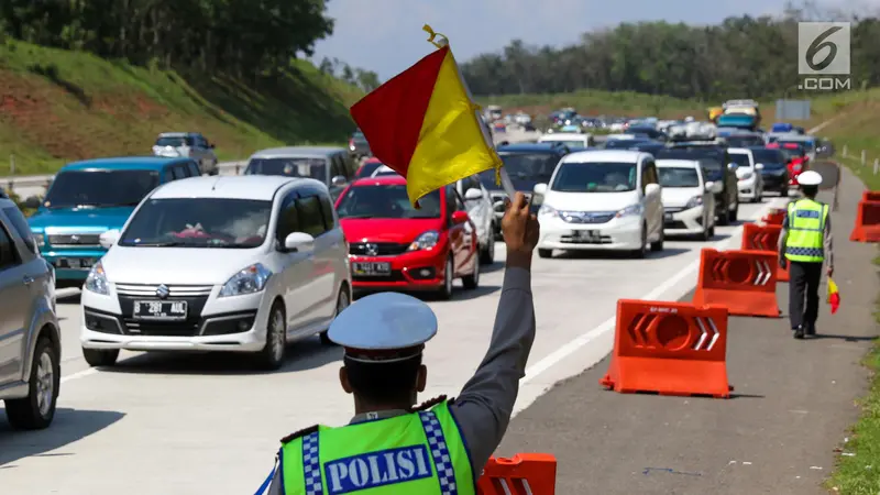 Petugas Polisi Berjaga Di Titik Titik Macet Tol Cipali