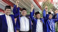 Ketua Umum Partai Amanat Nasional (PAN), Zulkifli Hasan (kedua kiri), Ketua Dewan Kehormatan PAN Amien Rais, Politisi PAN Hatta Rajasa dan Soetrisno Bachir saat acara buka puasa bersama di Widya Chandra, Jakarta, Sabtu (9/6). (Liputan6.com/Faizal Fanani)