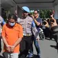 Pelaku percobaan pembunuhan jurnalis di Pasuruan digelandangan ke kantor polisi. (Dian Kurniawan/Liputan6.com)