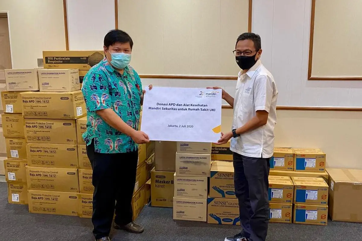 Mandiri Sekuritas menyalurkan 2.500 APD dan alat kesehatan ke Rumah Sakit Hermina dan RSU UKI. (Dok Mandiri Sekuritas).