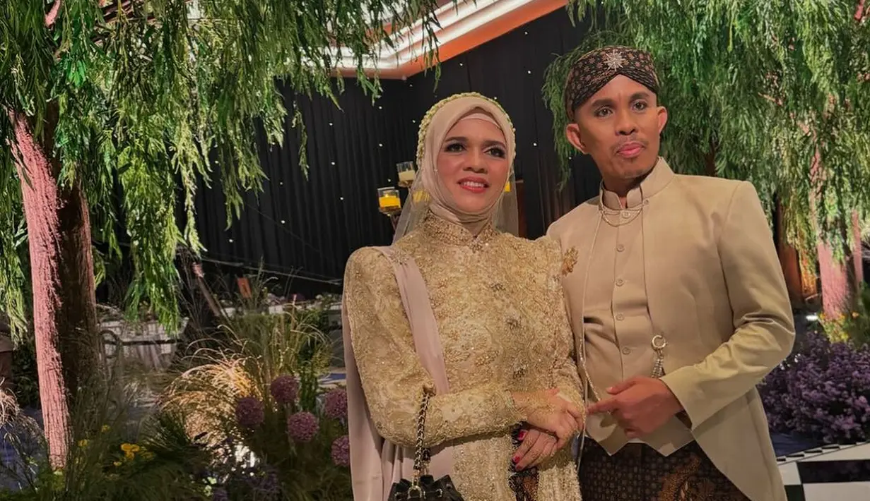 <p>Kebaya ini dipadukan dengan aksen selendang polos di pundak dan kain Batik cokelat [@genifaruk]</p>