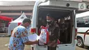 Pelaku transportasi menerima bantuan presiden seusai vaksinasi di Terminal Kampung Rambutan, Jakarta, Kamis (10/6/2021). Vaksinasi massal ini untuk 1.000 orang yang terdiri dari para supir bus, kernet, pedagang usaha kecil dan mikro di Terminal Kampung Rambutan. (Liputan6.com/Herman Zakharia)