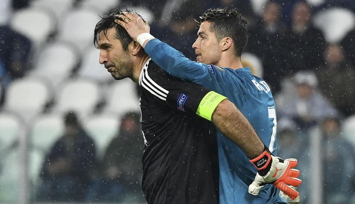 Ronaldo akan menjadi pemain paling banyak bermain di Piala Eropa, termasuk kualifikasi. CR7 akan menyalip torehan penampilan Buffon bersama Italia karena ia absen pada kompetisi ini. Ronaldo telah membukukan 56 penampilan, terpaut dua angka di belakang Buffon. (Foto: AFP/Alberto Pizzoli)