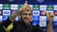 Dani Alves. Bek kanan Brasil ini meninggalkan Barcelona pada awal musim 2016/2017 setelah 8 musim memperkuat Barcelona. Barcelona yang kini ditangani Xavi Hernandez pun memulangkannya di musim 2021/2022 yang tengah berjalan usai berkelana di Juventus, PSG dan Sao Paulo. (AFP/Josep Lago)