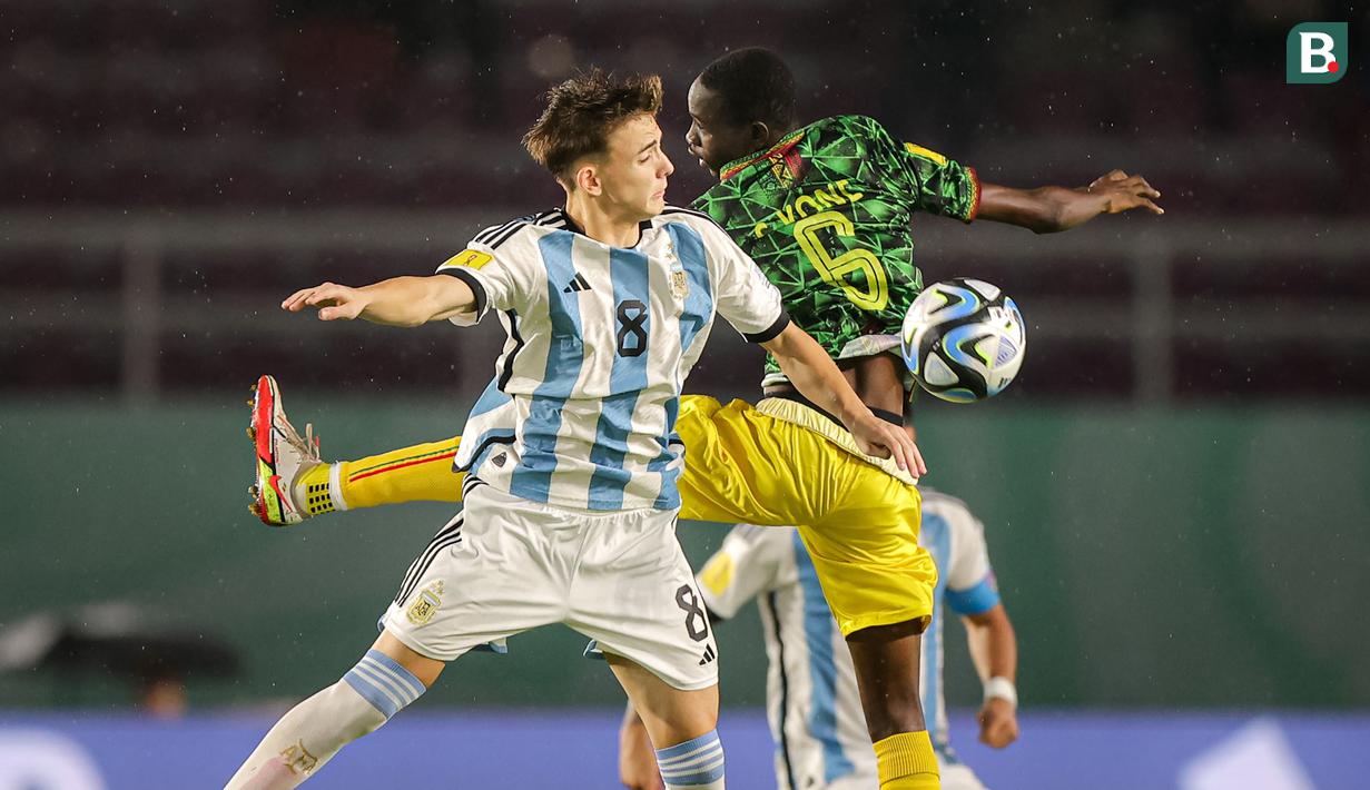 <p>Pemain Timnas Argentina U-17, Gustavo Albarracin (kiri) berduel udara dengan pemain Timnas Mali U-17, Sekou Kone pada laga perebutan tempat ketiga Piala Dunia U-17 2023 di Stadion Manahan, Solo, Jumat (1/12/2023). (Bola.com/Bagaskara Lazuardi)</p>