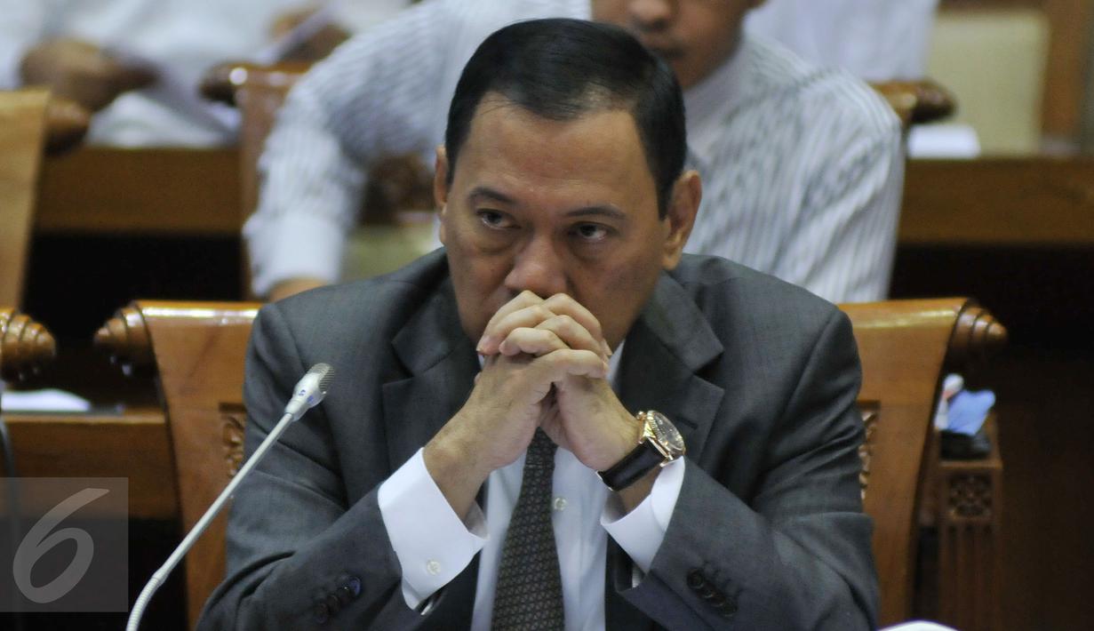 Gubernur BI Agus Martowardoyo saat mengikuti Rapat Kerja (Raker) dengan  Komisi XI DPR RI, di Komples Parlemen, Jakarta, Senin (6/6). Raker tersebut membahas Asumsi Dasar APBN-P 2016, dan Target Pembangunan. (Liputan6.com/Johan Tallo)