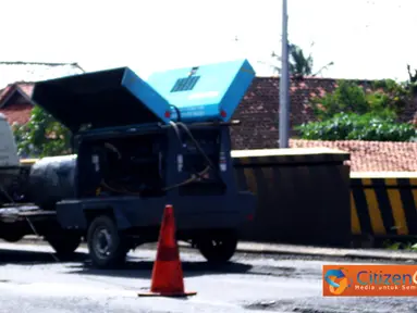 Citizen6, Pantura: Jalan Pantura, Indramayu yang biasa dilalui truk untuk menyebrang yang semula berlubang sudah mulai diperbaiki. (Pengirim: Tresna)