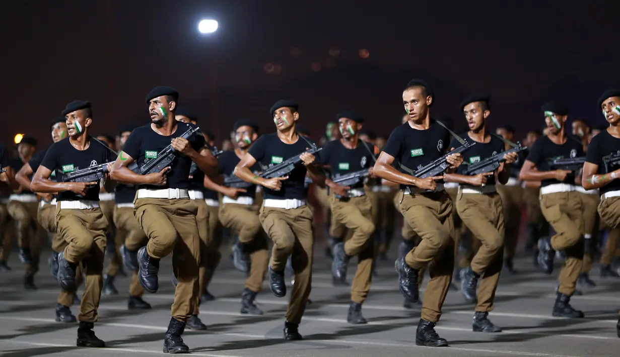 Angkatan bersenjata Saudi berbaris dalam sebuah parade di kota suci Arab Saudi di Mekkah (23/8). Bagi umat Islam yang mampu ibadah haji merupakan kewajiban yang harus dilakukan setidaknya sekali seumur hidup. (AFP Photo/Bandar Aldandani)