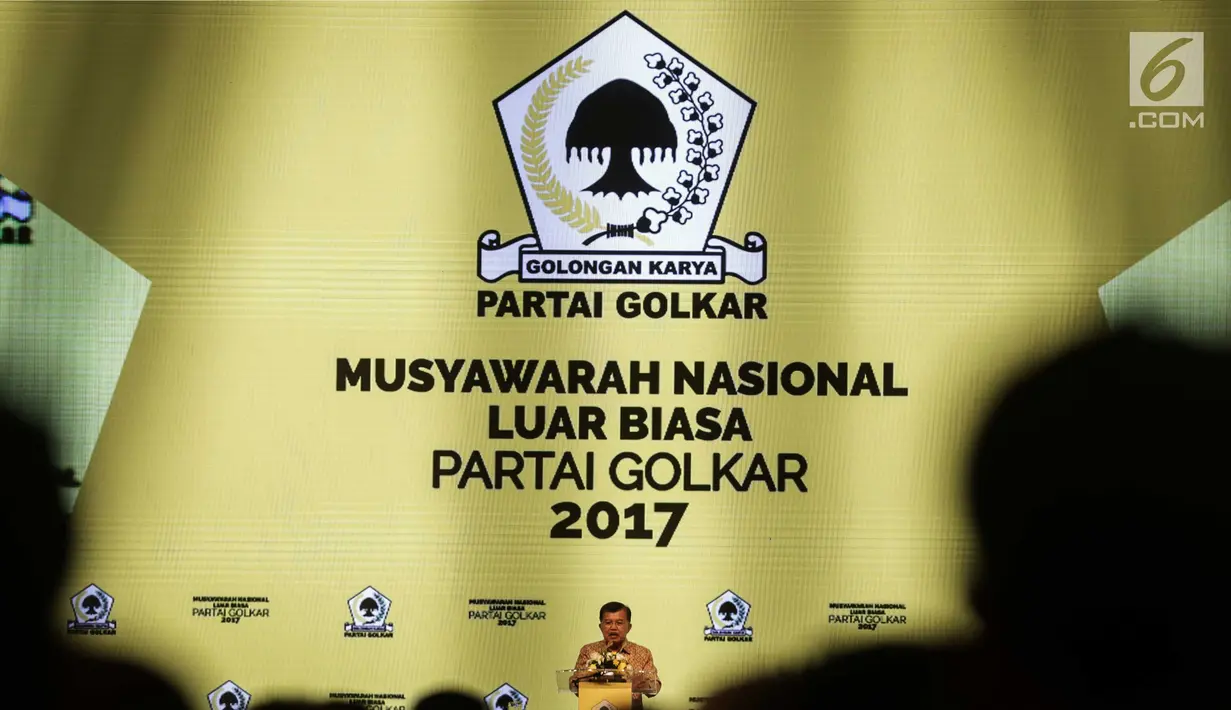 Wakil Presiden Jusuf Kalla memberikan paparan dalam penutupan musyawarah nasional luar biasa Partai Golkar di Jakarta, Rabu (20/12). Munaslub Golkar tadi pagi mengukuhkan Airlangga sebagai ketum menggantikan Setya Novanto. (Liputan6.com/Faizal Fanani)