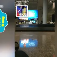 Sebuah video yang diunggah ke dunia maya, menggambarkan wanita mirp Sophia Latjuba dan Ariel Noah tiba di bandara Hongkong 