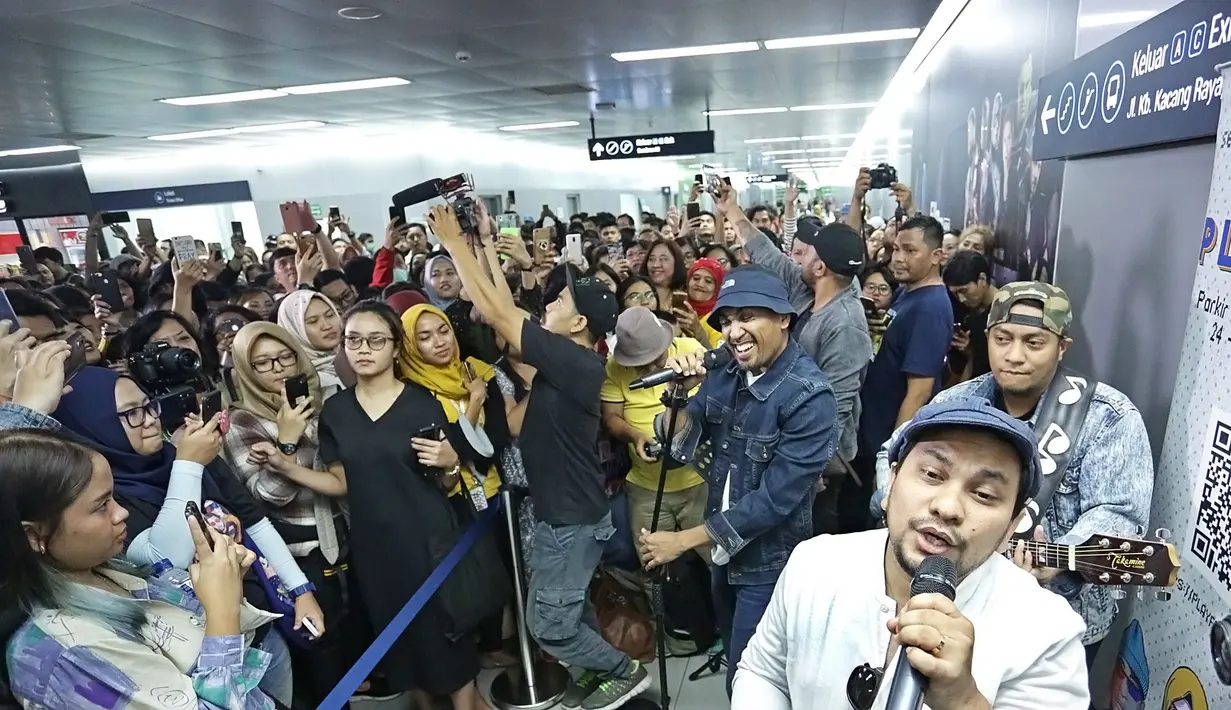 Tompi dan Glenn Fredly Ngamen