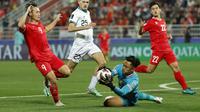 Kiper Timnas Indonesia, Ernando Ari (kedua kanan) berusaha mengamankan bola dari kaki pemain Vietnam, Nguyen Van Toan (kiri) laga Grup D Piala Asia 2023 di Abdullah bin Khalifa Stadium, Doha, Qatar, Jumat (19/01/2024). (AFP/Karim Jaafar)