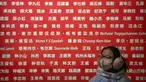 Seorang gadis mengenakan masker berjalan melalui lobi Museum Seni Nasional China di Beijing, Rabu (1/2/2023). Pengunjung terus berduyun-duyun ke museum, situs bersejarah, dan tempat wisata di ibu kota China saat periode liburan Tahun Baru Imlek berakhir. (AP Photo/Mark Schiefelbein)
