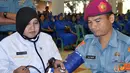 Citizen6, Sidoarjo: Dalam rangkaian kegiatan memperingati HUT Puspenerbal ke - 56 prajurit Korps Marinir ikut berpartisipasi menyumbangkan darah di Denma Puspenerbal, Juanda Sidoarjo, Selasa (29/5). (Pengirim: Roby)
